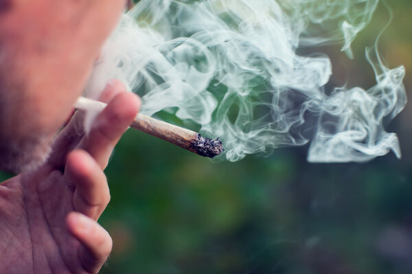 Wird das Pilotprojekt bewilligt, könnten ausgewählte St.Galler Apotheken bereits im Sommer 2026 legal Cannabis an Probandinnen und Probanden verkaufen.